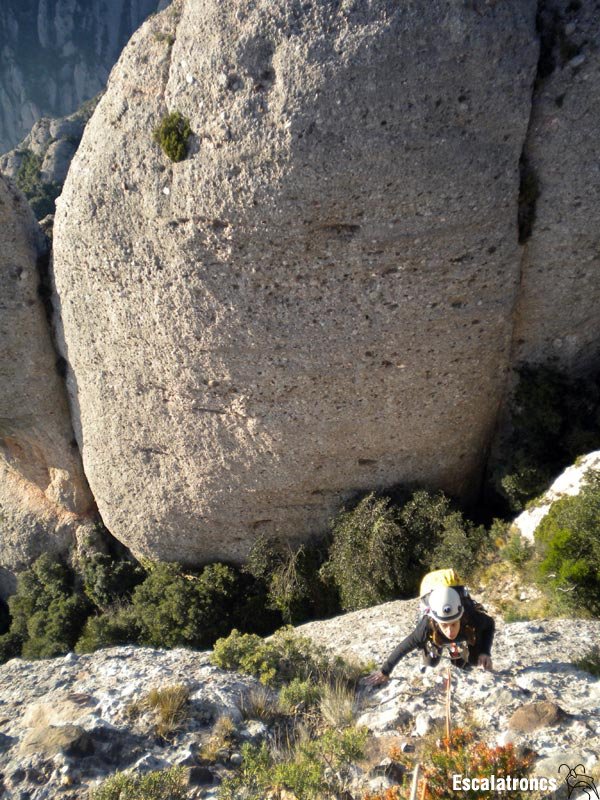 La Paula al segon llarg i de fons l'interesant diedre de la via Trinxerarires a La Triple